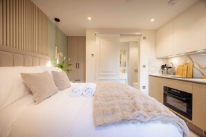 1 bedroom, iron/ironing board, travel cot, WiFi - Premium Studio 5 at The Orange Door Little Venice (Greater London)
