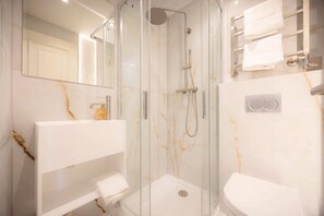 Shower, hair dryer, towels, shampoo - Standard Studio 11 at The Orange Door Little Venice (Greater London)