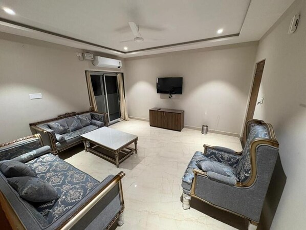 Suite, Balcony | Living area