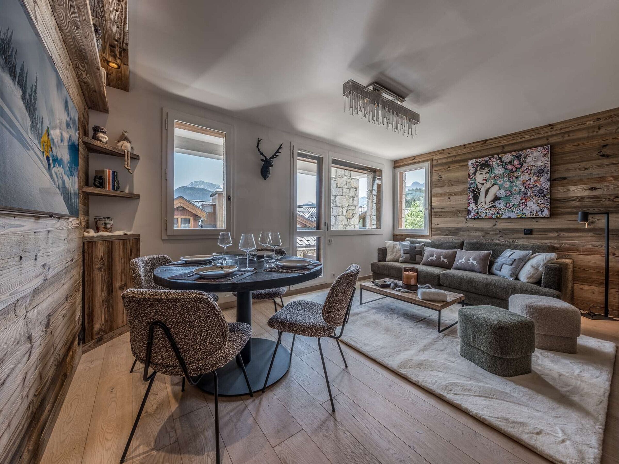 Una sala de estar moderna con una mesa redonda de comedor, sillas estampadas, un sofá y una chimenea.