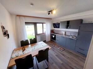 Private kitchen - Apartment "Erzbach" with Private Terrace, Garden, and Wi-Fi (Biberach)