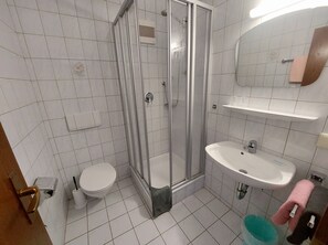 Bathroom - Apartment "Erzbach" with Private Terrace, Garden, and Wi-Fi (Biberach)