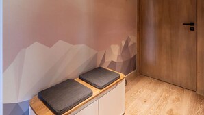 Una zona de recepción con un escritorio de madera, un armario blanco y una puerta.