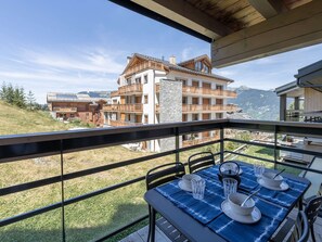 Outdoor dining - Spacious 3BR Apt by Courchevel Village Slopes - Sleeps 8, Central, Spa Access (Courchevel 1550)