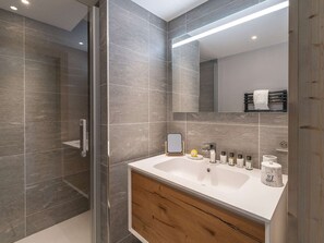 Hair dryer - Spacious 3BR Apt by Courchevel Village Slopes - Sleeps 8, Central, Spa Access (Courchevel 1550)