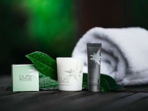 A set of skincare products, a rolled towel, and a box on a wooden surface with green leaves. - Courchevel 1850 - 55 m² - 4 people - ski-in/ski-out - parking (Courchevel)