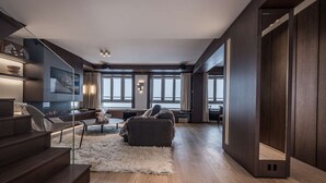 Un salon moderne avec un escalier, un canapé et un coin repas.