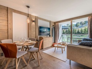Dining - Cozy Apt Courchevel Village, Center & Ski Access, Sleeps 4, Balcony, Parking, Spa (Courchevel 1550)