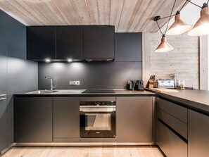 Fridge, microwave, stovetop, dishwasher - Cozy Apt Courchevel Village, Center & Ski Access, Sleeps 4, Balcony, Parking, Spa (Courchevel 1550)