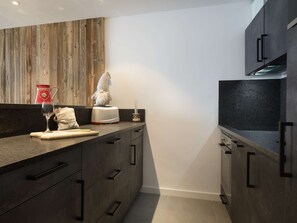 Private kitchen - Cozy Renovated Ski-In/Ski-Out Apartment, South-Facing Balcony, Sleeps 6 - Courchevel 1650 (Courchevel 1650)