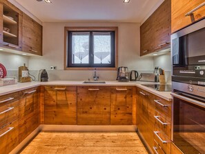 Microwave, oven, dishwasher, coffee/tea maker - Luxury 112m² Apt in Courchevel 1850 - Central Location - 6 Guests - Near Slopes (Courchevel)