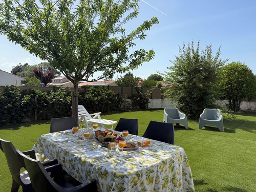 Garden House 3bedrooms, parkingFREE, wifi, 15minLR