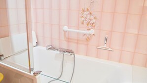 A bathroom with a bathtub, a glass shower enclosure, and a handrail. - Garden House 3bedrooms, parkingFREE, wifi, 15minLR (Nieul-sur-Mer)