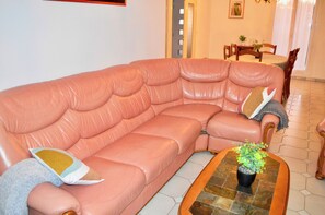 Living area - Garden House 3bedrooms, parkingFREE, wifi, 15minLR (Nieul-sur-Mer)