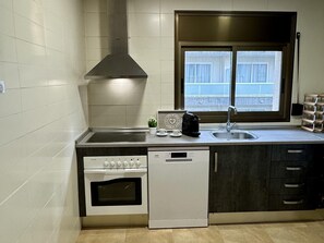Fridge, microwave, oven, coffee/tea maker - Central apartment in Salou, sea view, for 5 people, family-friendly, free WIFI, elevator (Salou)