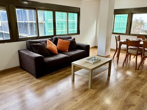 TV - Central apartment in Salou, sea view, for 5 people, family-friendly, free WIFI, elevator (Salou)