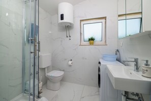 Shower, towels, soap, toilet paper - Well-kept studio apartment with balcony and sea view (Dramalj)