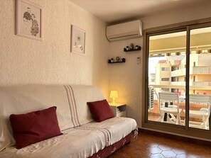 Living area - Apartment with pets - 4 guests, partial sea view (La Londe-les-Maures)