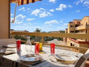 Outdoor dining - Apartment with pets - 4 guests, partial sea view (La Londe-les-Maures)