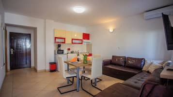 Standard-Apartment, 1 Schlafzimmer, Balkon (Comfort Apartment 6 Vrsar) | Wohnbereich