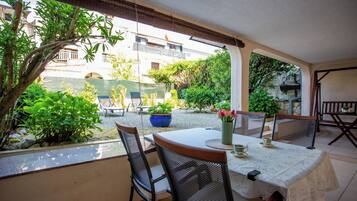 Căn hộ Tiêu chuẩn, 1 phòng ngủ, máy điều hòa (Comfort Apartment 8 Vrsar) | Khu ẩm thực ngoài trời