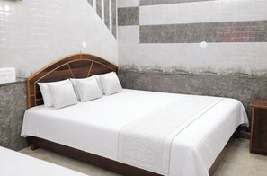 Deluxe Quadruple Room | Peralatan tempat tidur hipoalergenik, meja, kalis bunyi, Wi-fi percuma 
