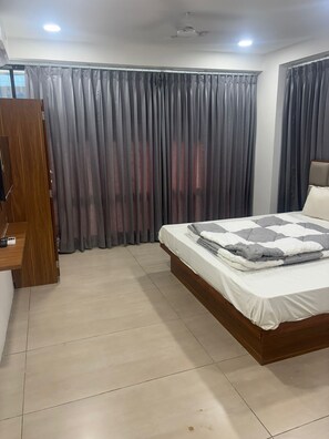 Deluxe Room | Egyptian cotton sheets, premium bedding, memory-foam beds, desk - HOTEL KRISHNA INN (Ahmedabad)
