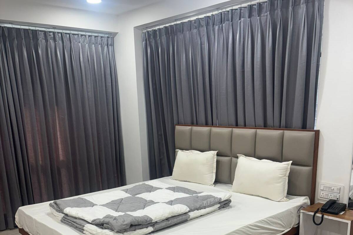 Deluxe Room | Cadar kapas Mesir, peralatan tempat tidur premium, busa memori, meja 