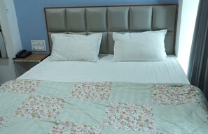 Executive Room | Egyptian cotton sheets, premium bedding, memory-foam beds, desk - HOTEL KRISHNA INN (Ahmedabad)