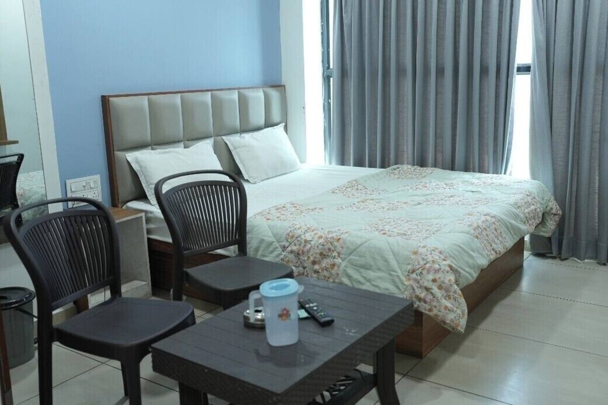 Executive Room | Cadar kapas Mesir, peralatan tempat tidur premium, busa memori, meja 