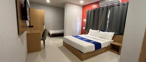 Desk, laptop workspace, iron/ironing board, free WiFi
