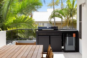 Outdoor dining - Varenna on Como; A Boutique luxury penthouse with sweeping water views in the heart of Noosaville (Noosa)