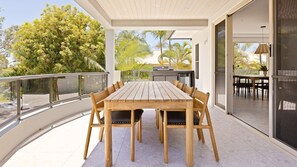 Outdoor dining - Varenna on Como; A Boutique luxury penthouse with sweeping water views in the heart of Noosaville (Noosa)