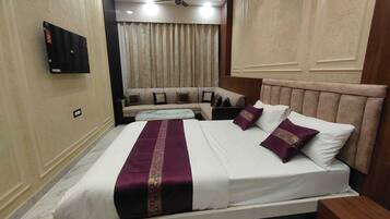 Family Room | Desk, free WiFi