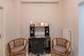 Interior - Marina Zeas Hidden Gem (Pireas)