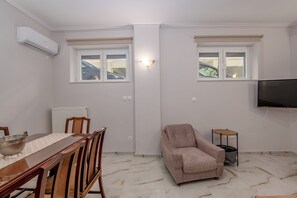 Interior - Marina Zeas Hidden Gem (Pireas)