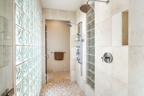 Een douche, een haardroger, een bidet