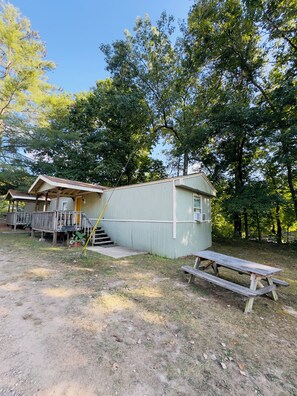 Outdoor dining - Cabin 7 2-bedroom house along the Gasconade River on a lovely Campground Resort (Richland)