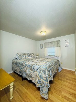 Room - Cabin 7 2-bedroom house along the Gasconade River on a lovely Campground Resort (Richland)