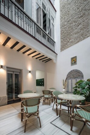 Superior Double Room | Outdoor dining - Casa Tomás Boutique Hotel (Seville)