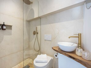 Shower, hair dryer, towels - Casinha da Esquina - in the heart of Lagos (Lagos)