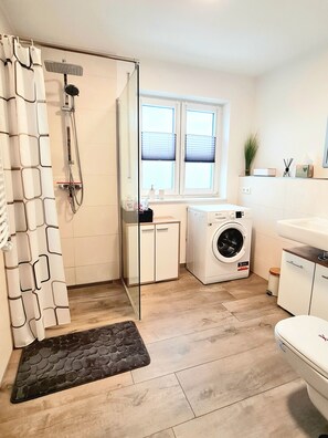 Bathroom - Holiday Home 'Haus Viva La Vida' with Private Terrace, Private Garden and Wi-Fi (Pilsting)