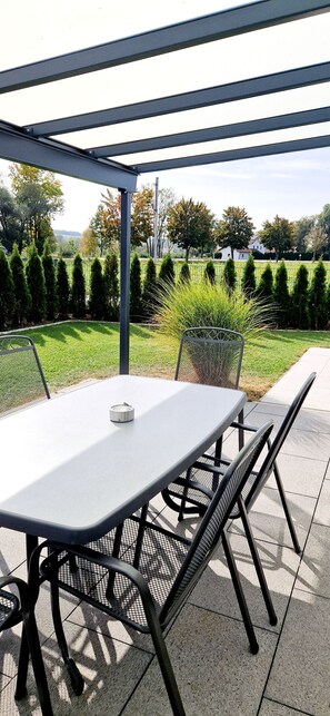 Outdoor dining - Holiday Home 'Haus Viva La Vida' with Private Terrace, Private Garden and Wi-Fi (Pilsting)