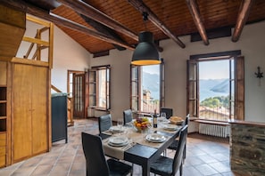 Familie appartement, 2 slaapkamers, 2 badkamers, uitzicht op gebergte (Casa Tranquillità Lario) | Dineren