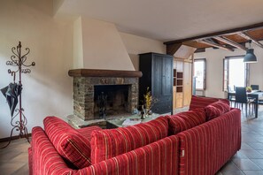 Family Apartment, Multiple Bedrooms, 2 Bathrooms, Mountainside (Casa Tranquillità Lario) | Living area - Casa Tranquillita Lario (Plesio)