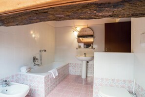Apartamento família, vários quartos, 2 banheiros, ao lado da montanha (Casa Tranquillità Lario) | Banheiro | Banheira e chuveiro separados, secador de cabelo, bidê, toalhas de banho