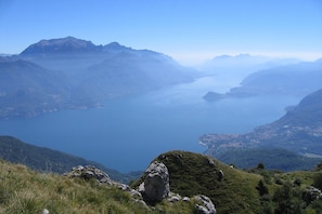 A mountainous landscape with a lake and distant town. - Casa Tranquillita Lario (Plesio)