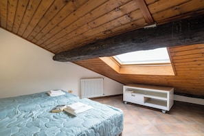 Apartamento família, vários quartos, 2 banheiros, ao lado da montanha (Casa Tranquillità Lario) | 2 quartos, ferros/tábuas de passar roupa, Wi-Fi de cortesia