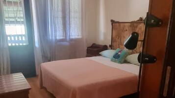 Familienapartment, eigenes Bad, Poolblick | Schreibtisch, Verdunkelungsvorhänge, Bügeleisen/Bügelbrett