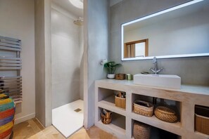 Shower, jetted bath, hair dryer, towels - Luxury at its most authentic. (Cabriès)